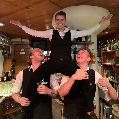 Adrian, Patrik und Kilian hinter der Bar